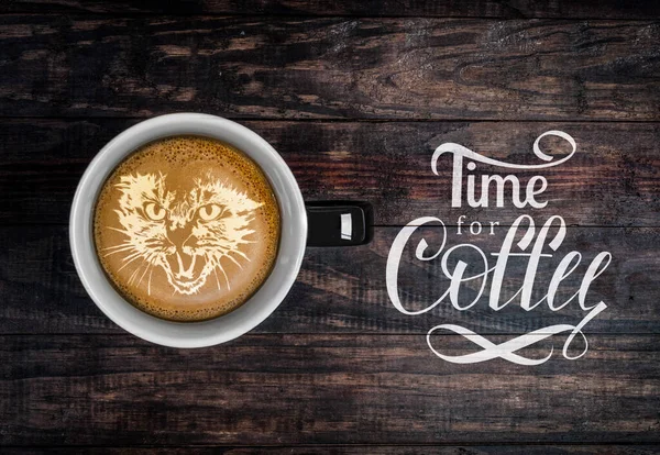 拿铁艺术 用一杯咖啡泡沫制成的愤怒的猫的肖像 咖啡手写字母时间的顶部视图 — 图库照片
