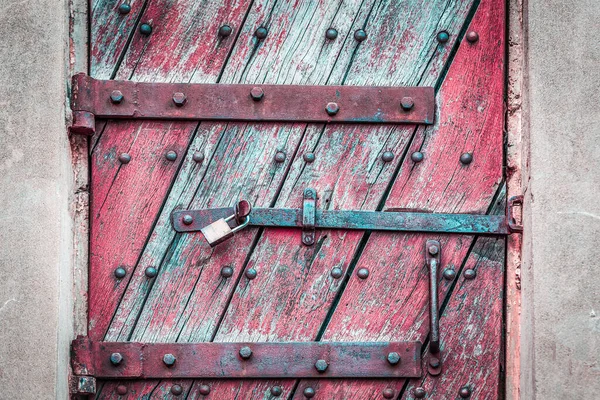 Vintage Rustieke Houten Deur Beveiligd Met Roestige Metalen Sluitingen Hangslot — Stockfoto