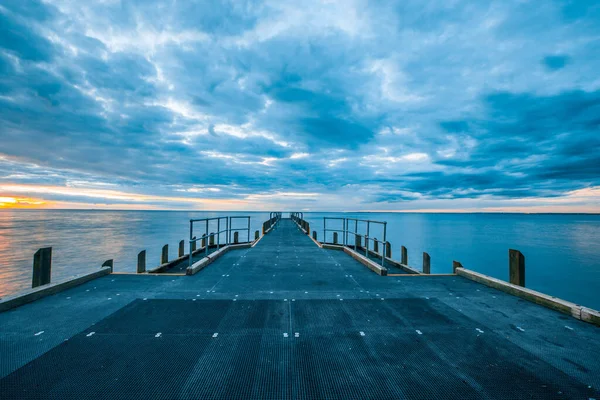 Boş Iskele Sakin Körfez Suları Bulutlu Gökyüzü Altında Güzel Gün — Stok fotoğraf