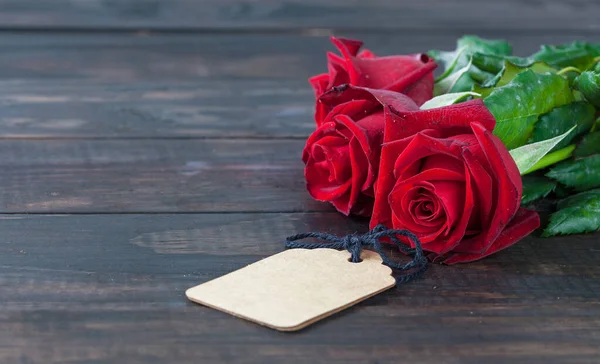 Czerwone Róże Metką Podarunkową Rustykalnym Drewnianym Stole Przestrzenią Kopiowania Płytka — Zdjęcie stockowe