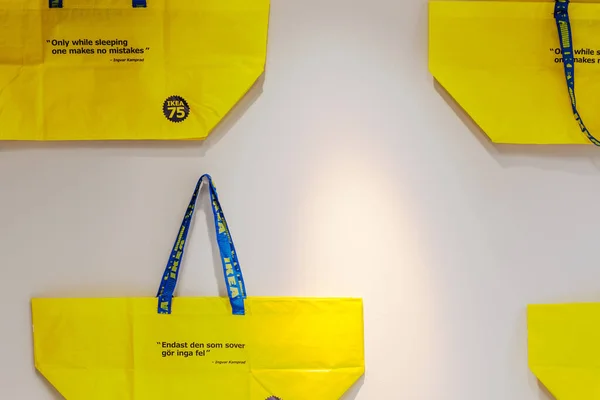Melbourne Austrália Outubro 2018 Sacos Ikea Amarelos Icônicos Pendurados Parede — Fotografia de Stock