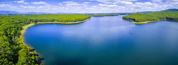Panorama Aéreo Hermoso Lago Azul Bosque Bajo Nubes Blancas Esponjosas — Foto de Stock