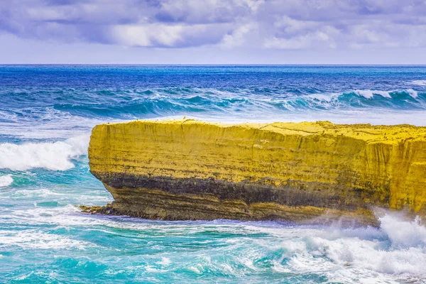 Afloramiento Rocoso Piedra Caliza Que Extiende Grandes Olas Oceánicas —  Fotos de Stock