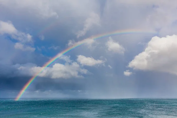 Schöner Doppelter Regenbogen Über Ozeanwasser Mit Gewitterwolken Himmel Nahaufnahme — Stockfoto