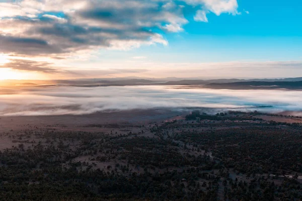 Niedrige Wolken Über Land Bergen Und Bäumen Bei Sonnenaufgang — Stockfoto