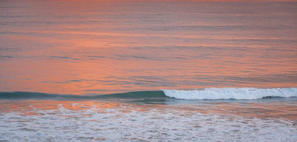 Breaking Ocean Wave Closeup Pink Sunset — Stock Photo, Image