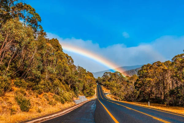 山道と原生林の上に二重の虹を息をのむ オーストラリアのコスチスコ国立公園 — ストック写真