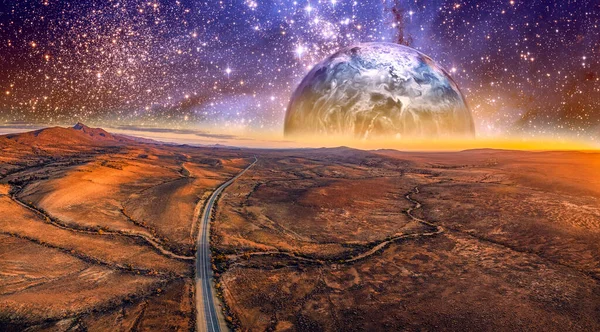 Alien Planet Stiger Över Öknen Landskap Med Levande Stjärnklar Himmel — Stockfoto