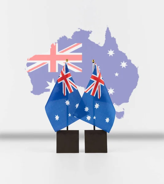 Duas Bandeiras Mesa Australianas Com Mapa Austrália Segundo Plano Espaço — Fotografia de Stock
