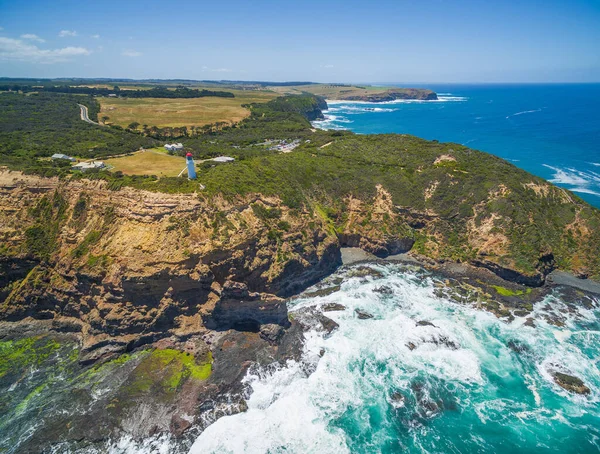 Flygfoto Cape Schanck Fyr Och Vågor Krossar Över Oländiga Kusten — Stockfoto