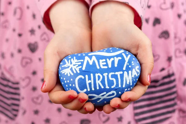 Bambino Possesso Roccia Dipinta Blu Con Buon Natale Lettering Primo — Foto Stock