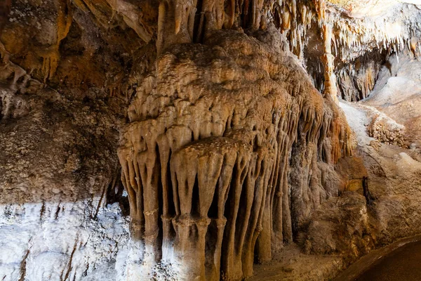 Schöne Stalagmitenformationen Kalksteinhöhle — Stockfoto