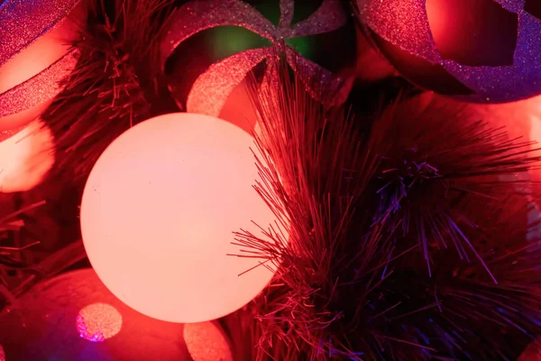 Extreme Close Van Gloeien Het Donker Kerstlicht Tussen Decoraties Met — Stockfoto