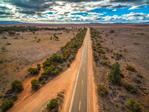 Avustralya 'nın kırsal kesimlerinde güzel gökyüzünün altında - hava manzarası