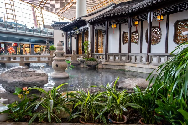 Beijing China Juni 2019 Visvijver Traditionele Tuin Internationale Luchthaven Van — Stockfoto