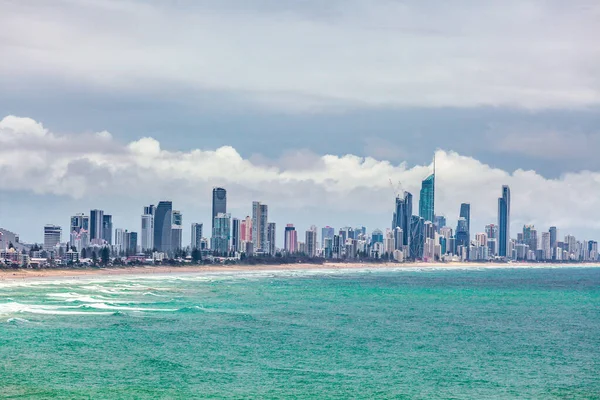 Sörfçüler Paradise City Silueti Okyanus Gold Coast Queensland Avustralya — Stok fotoğraf