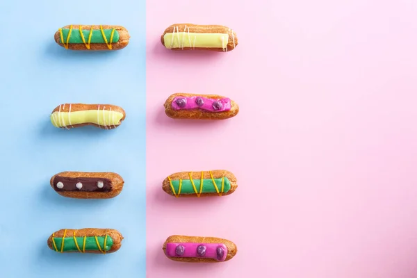 Duas Fileiras Eclairs Coloridos Decorados Com Espaço Cópia — Fotografia de Stock