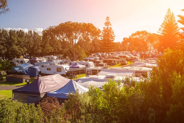 Güney Avustralya 'da gün batımında karavan parkı