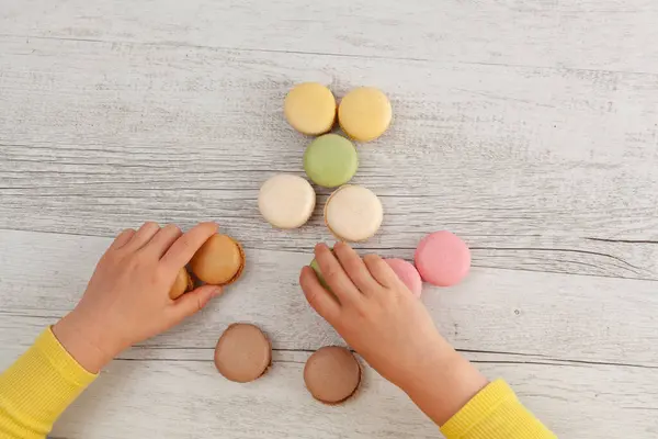 Menina Brincando Com Macarons Franceses Coloridos Mesa Madeira Branca — Fotografia de Stock