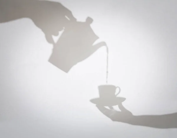 Umbre Delicate Oală Cafea Care Toarnă Cafea Într Ceașcă Ținută — Fotografie, imagine de stoc