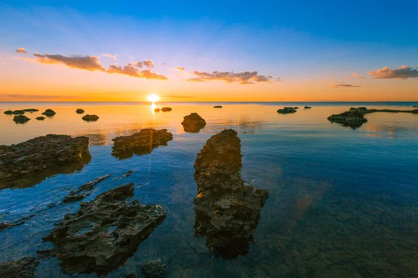 鮮やかな色で日没のロッキービーチ — ストック写真