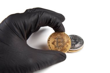 Siyah eldivenli bir erkek, bitcoin 'i beyaza izole eder. Suç ve kripto para birimi kavramı