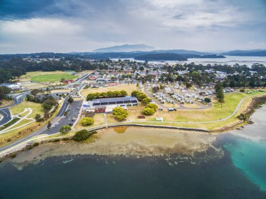 Narooma yerleşim bölgesinin ve tatil parkının havadan görüntüsü. NSW, Avustralya