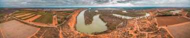 Güney Avustralya 'nın Riverland bölgesinde geniş bir tarımsal alan manzarası ve sarmal ikonik Murray Nehri