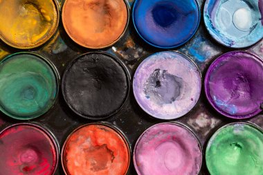 Büyük renkli suluboya palet daireleri aşırı yakın çekim