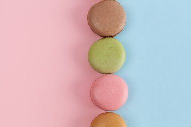 Pembe-mavi arka planda sıra sıra makaronlar yakın plan. Kopyalama alanı olan üst görünüm