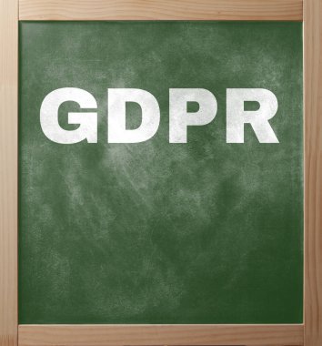 Yeşil karatahta üzerindeki GDPR metni tahta çerçevede kopyalama alanı ile