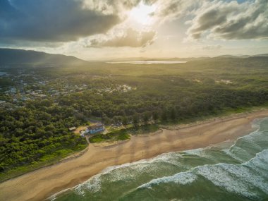 Gün batımında North Haven plajının havadan görüntüsü. NSW, Avustralya