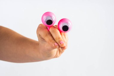 Acıma ve pişmanlıkla aşağıya bakan, kadın eli ve şaşı gözleriyle tasvir edilen komik karakter yaratığı. Kopyalama alanı olan beyaz üzerine izole edilmiş