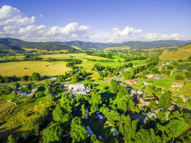 Gün batımında güzel Avustralya kırsalının havadan görünüşü.