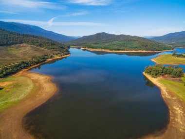 Buffalo Gölü hava manzaralı. Alpine Shire, Victoria, Avustralya