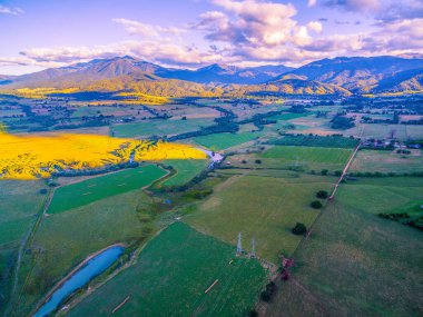 Gün batımında güzel Avustralya kırsalının havadan görünüşü. Kiewa Vadisi, Victoria, Avustralya