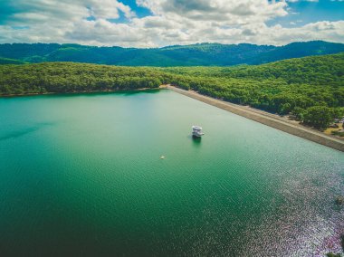 Melbourne, Avustralya 'daki Silvan Reservoir gölü ve Barajı' nın havadan görünüşü.