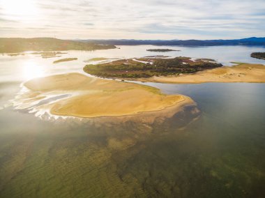 Gün batımında Mallacoota yakınlarındaki Keçi Adası 'nın havadan görüntüsü. Tipik Avustralya manzarası.