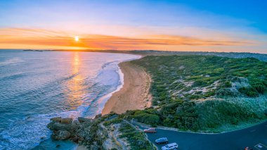 Point Ritchie 'nin hava manzarası Warrnambool, Avustralya' da gün batımında gözcülük yapıyor.
