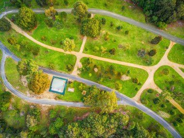 Mallacoota kıyı rezervinin hava manzarası. Güzel bir bahçe, ağaçlar, çimenler, yürüyüş yolları. Victoria, Avustralya