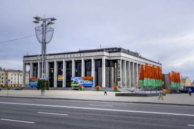 Minsk, Belarus - 1 Temmuz 2019: Beyaz Rusya Cumhuriyeti Sarayı yaklaşan bağımsızlık günü için dekore edildi