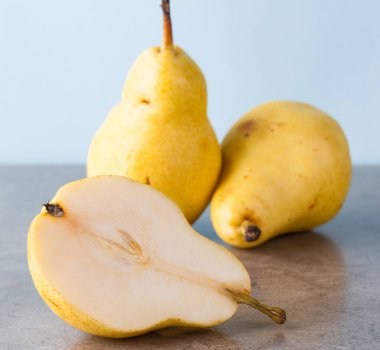 Tam ve yarı sarı Corella armutları.