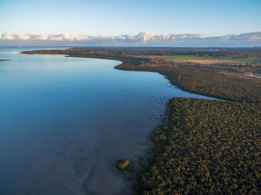 Akşam karanlığında Hastings yakınlarındaki güzel sahil şeridinin havadan görüntüsü. Melbourne, Avustralya