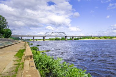 Belarus 'taki Pripyat Nehri üzerindeki sanayi köprüsü