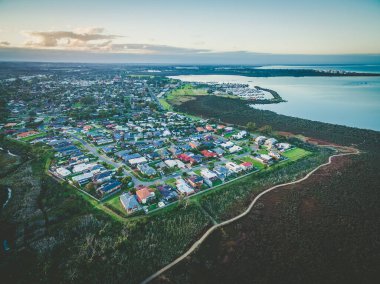Hastings banliyösü ve Westernport Marina 'nın alacakaranlıktaki hava manzarası. Melbourne, Avustralya