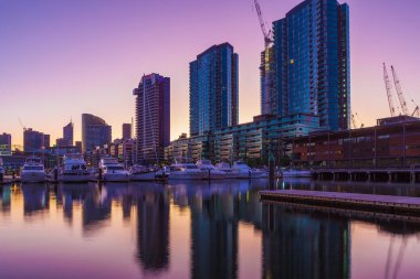 Rıhtımlar, Melbourne yüksek binaları şafak vakti demirlemiş yatlar.
