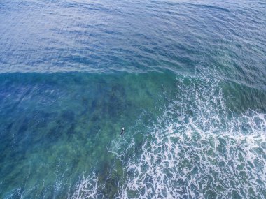 Yalnız sörfçü bir dalga yakalıyor - hava fotoğrafçılığı