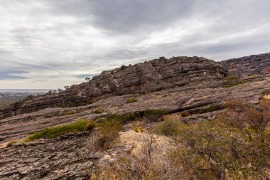 Grampians Ulusal Parkı 'ndaki Hollow Dağı' ndaki patikada engebeli uçurumlar
