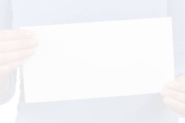 Kadın eli, cesedin önünde beyaz bir zarf tutuyor. Kopyalama alanı olan beyaz üzerine izole edilmiş