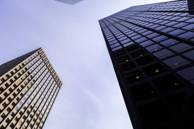 Melbourne, Avustralya 'daki gökdelenlere ve gökyüzüne bakıyorum. İş hayatı kavramı